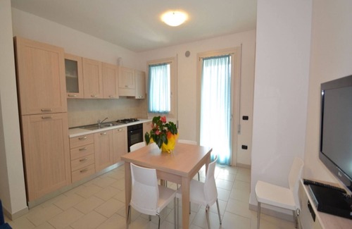 Rosapineta Apartment | Modern Flat with Spa and Kitchen in Central Rosolina Mare