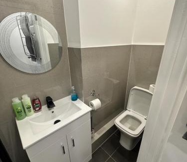 Runnymede Apartment | Modern Flat Near Windsor Castle with Family-Friendly Amenities