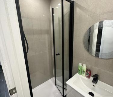 Runnymede Apartment | Modern Flat Near Windsor Castle with Family-Friendly Amenities