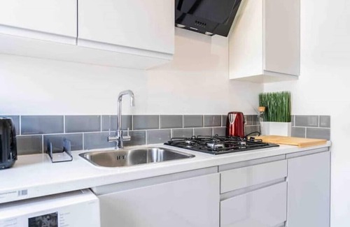 Moseley Apartment | Modern Moseley Flat with Free Parking - Family Friendly Stay
