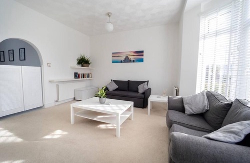 Newton House | Stylish Porthcawl Flat - Pet and Child Friendly Retreat