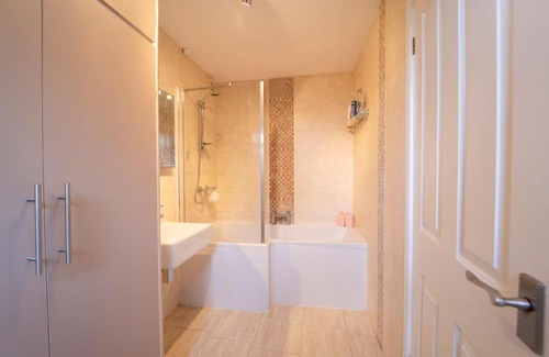 Newton House | Stylish Porthcawl Flat - Pet and Child Friendly Retreat