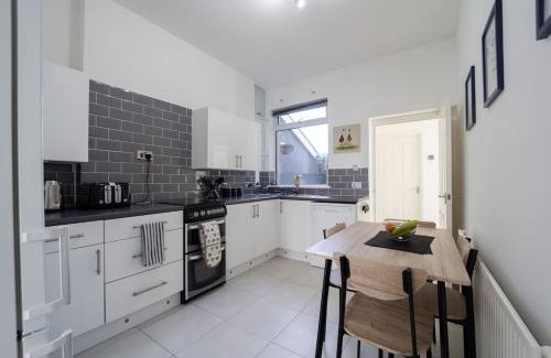 Newton House | Stylish Porthcawl Flat - Pet and Child Friendly Retreat