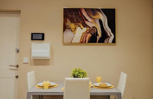 Wolverhampton Apartment | Modern Flat l Molineux 5 Min l Smart TV l WiFi l Free Parking