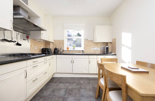 Dunbar Apartment | Modern 2-Bed Flat with Free Parking & Breakfast Included