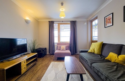 Stepney Green Apartment | Stylish Flat with Excellent Transport and Family Amenities