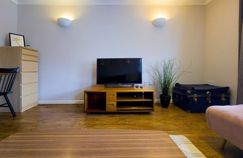 Stepney Green Apartment | Stylish Flat with Excellent Transport and Family Amenities