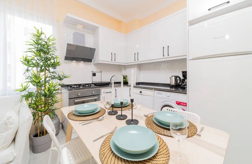 Avsallar Apartment | Stylish Flat with Pool Access and Balcony in Alanya