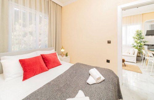 Avsallar Apartment | Stylish Flat with Pool Access and Balcony in Alanya