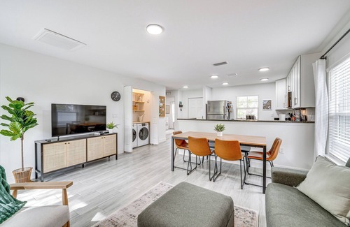 Oakland House | Modern Florida Bungalow: Pet-Friendly Getaway Near Winter Garden