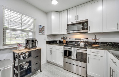 Oakland House | Modern Florida Bungalow: Pet-Friendly Getaway Near Winter Garden