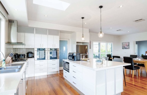 Frankston South House | Inviting Frankston South Holiday House with Bay View