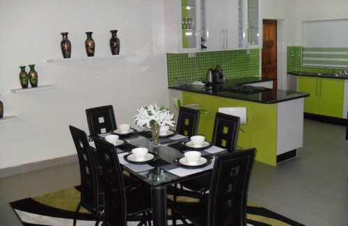 Harare Apartment | Modern 3-Room Apartment with Kitchen and Breakfast Options
