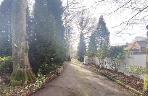 Sutton Coldfield Apartment | Modern Independent Studio with Pool on Golf Course