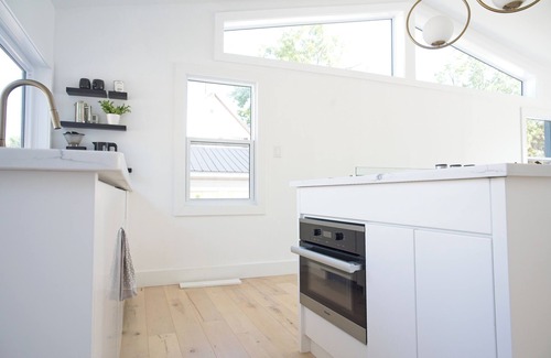 Kingsville House | Modern, fully renovated lake-town cottage in Canada's southernmost town