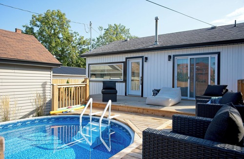 Kingsville House | Modern, fully renovated lake-town cottage in Canada's southernmost town