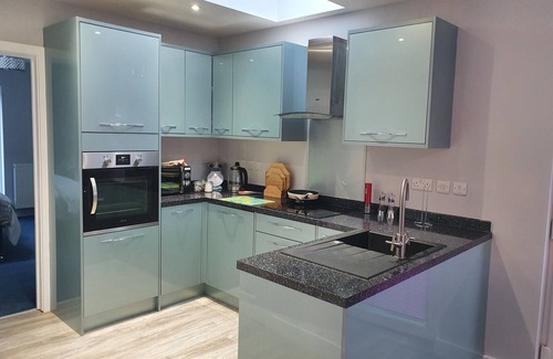 Lincoln Apartment | Modern Annex with Lake View, Free Parking & Large Garden
