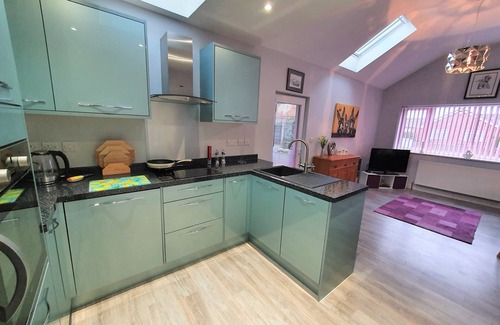 Lincoln Apartment | Modern Annex with Lake View, Free Parking & Large Garden