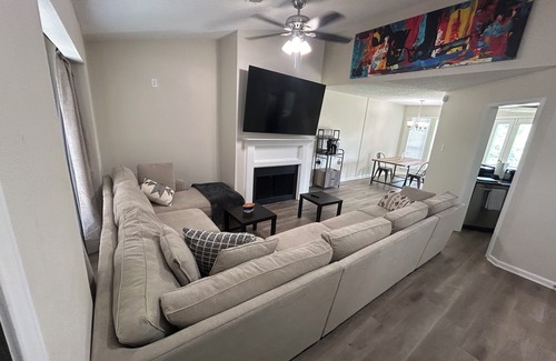 Kessler Condo | Modern Furnished Apartment in Prime Dallas Location