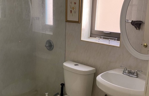Williamsbridge House | Conveniently Located Modern Room Near Transit Options