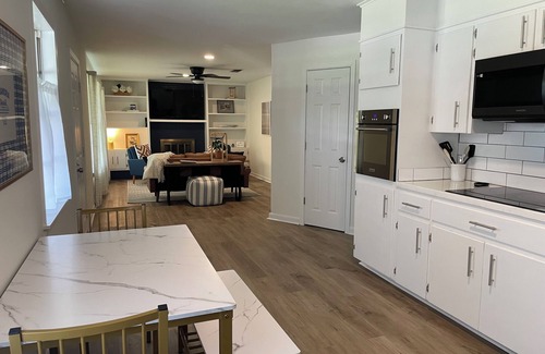 Alexandria House | Guest Rated 10/10: Modern Galley with Family-Friendly Amenities