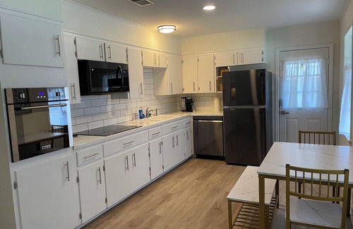 Alexandria House | Guest Rated 10/10: Modern Galley with Family-Friendly Amenities
