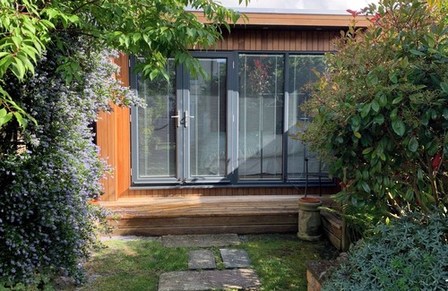 Cheltenham Apartment | Modern Garden Flat with Private Entrance in the heart of Cheltenham