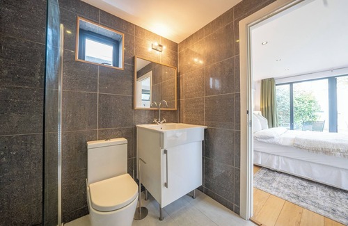 Cheltenham Apartment | Modern Garden Flat with Private Entrance in the heart of Cheltenham