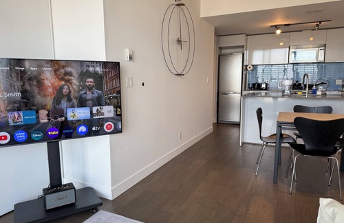 Gastown Apartment | Modern Gastown Gem | Unbeatable Views+Luxe Comfort