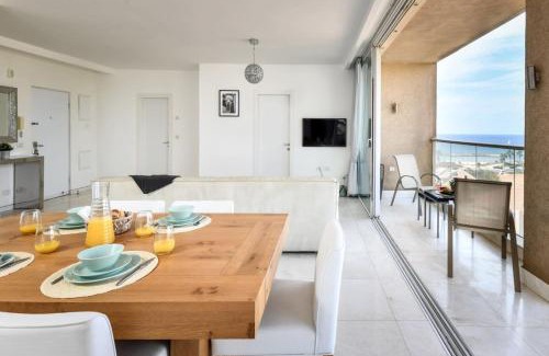 Herzliya Pituach Apartment | Relaxing Herzylia Get-A-Way with Swimming Pool and Kids' Area