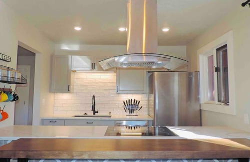 Angel Fire Condo | Ideal Modern Retreat: Bike, Hike & Family-Friendly Fun!