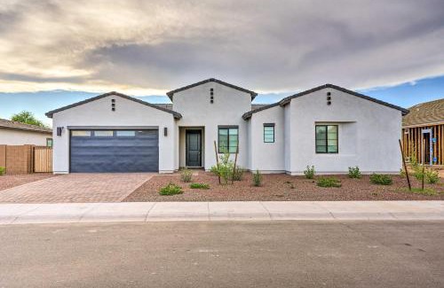 Glendale House | Modern Glendale Retreat Near Stadium - Family & Pet Friendly