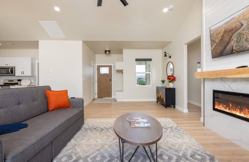 Grand Junction House | Modern Grand Junction Getaway Near Wineries, Hiking Trails and National Monument