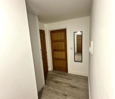 Woking Apartment | Modern Ground floor 2 Bed Room Apartment Work Leisure Free Parking