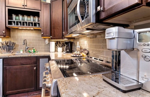 Clarksville House | Modern Guest House with EV Charger & Amazing Amenities