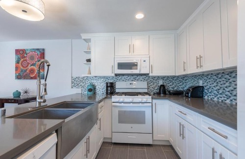 Studio City House | Stylish Guest House in Hollywood Hills with Breathtaking Views