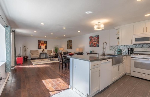Studio City House | Stylish Guest House in Hollywood Hills with Breathtaking Views
