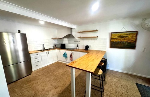 Eaton House | Modern Guesthouse in Ludmilla