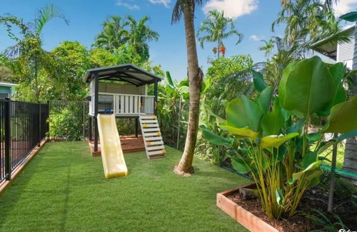 Eaton House | Modern Guesthouse in Ludmilla