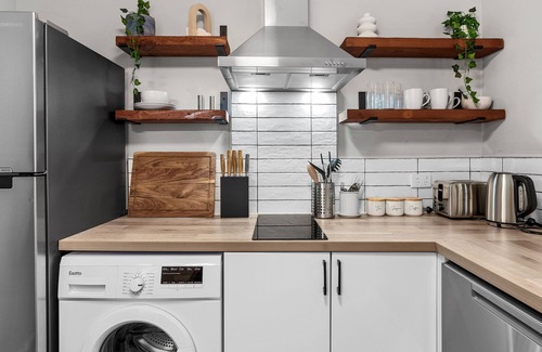 Bentleigh House | Modern Guesthouse: Pet-Friendly Stay with Private Courtyard