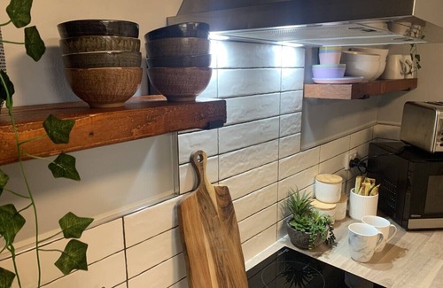 Bentleigh House | Modern Guesthouse: Pet-Friendly Stay with Private Courtyard