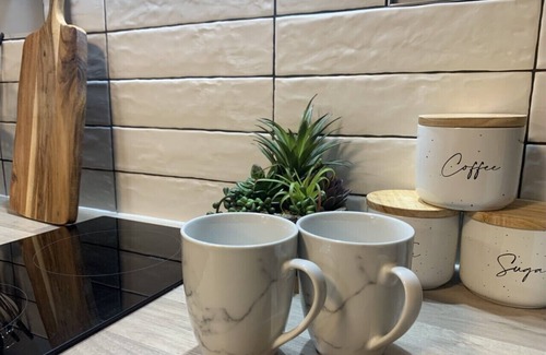 Bentleigh House | Modern Guesthouse: Pet-Friendly Stay with Private Courtyard