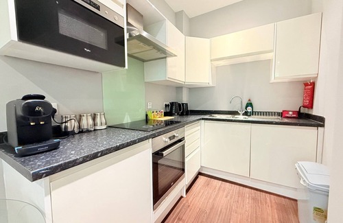 Harlington Apartment | Modern HeathrowApt–3 Mins to Terminals, For4, Free Welcome Snacks/Windsor Castle