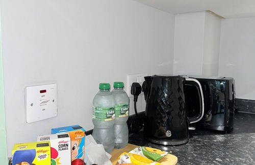 Harlington Apartment | Modern HeathrowApt–3 Mins to Terminals, For4, Free Welcome Snacks/Windsor Castle