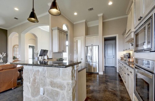 West Cave Estates House | Exceptional Modern Hill Country Retreat with Spa & Breakfast