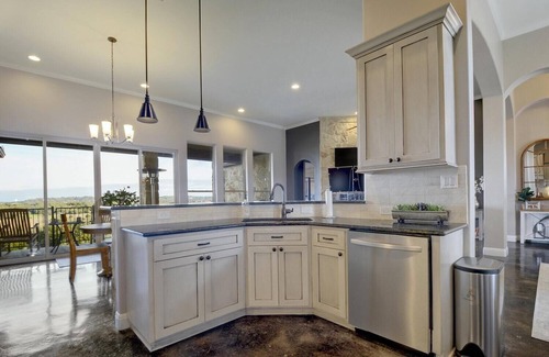 West Cave Estates House | Exceptional Modern Hill Country Retreat with Spa & Breakfast