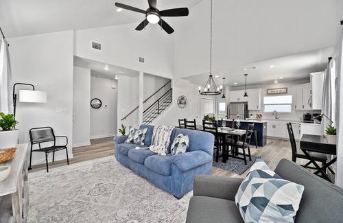 Dripping Springs House | Guest Rated 10/10: Modern Hill Country Farmhouse Views
