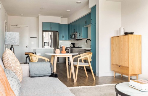 Hillcrest Apartment | Contemporary Hillcrest 1BR with Pool & Gym Near Shops