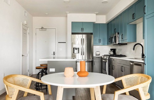 Hillcrest Apartment | Contemporary Hillcrest 1BR with Pool & Gym Near Shops