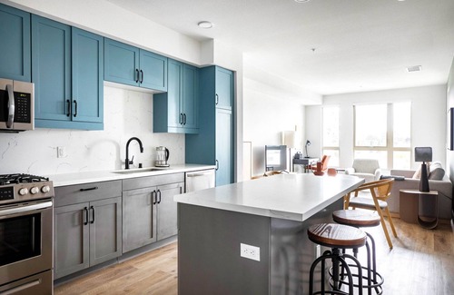 Hillcrest Apartment | Contemporary Hillcrest 1BR with Pool & Gym Near Shops